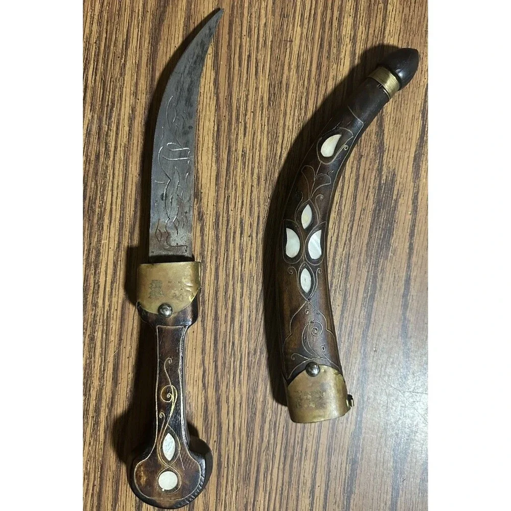 Beautiful vintage traditional Middle Eastern curved dagger (Jambiya or Khan-jar)